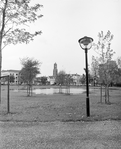 884548 Gezicht op het plantsoen aan het Lepelenburg te Utrecht, waar tot 7 maart 1979 het afgebrande concertgebouw ...